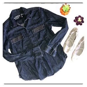 Gap women’s denim shirt with grommets sz s